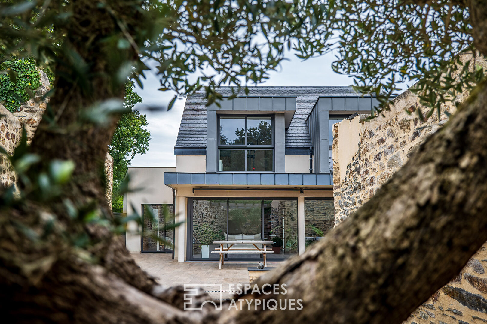 Maison d’architecte et sa délicate terrasse