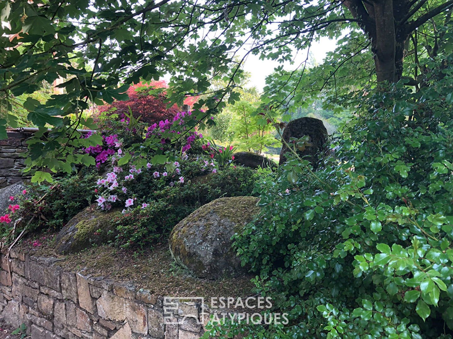 Contemporaine de plain-pied lovée dans son jardin d’exception