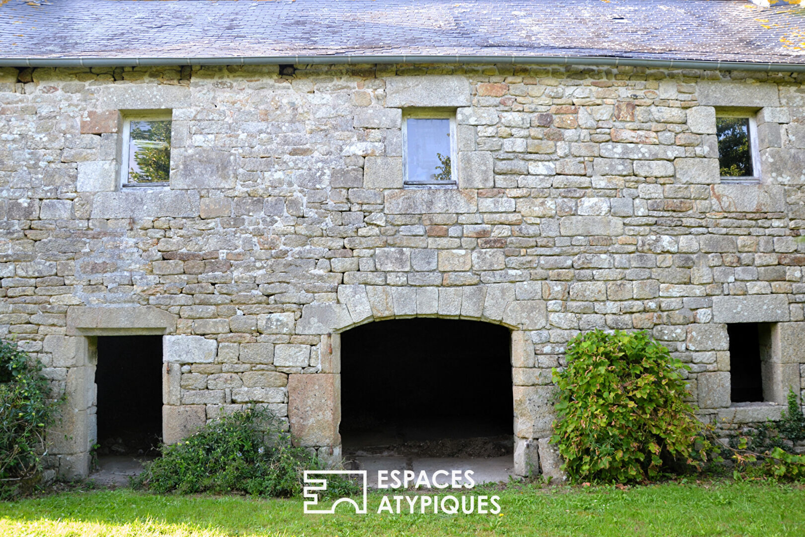 19th century residence and its outbuildings to renovate
