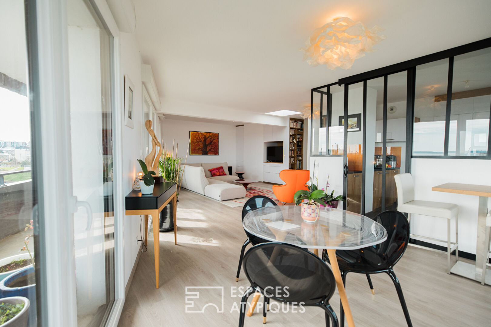 Top floor apartment with sea view and terrace