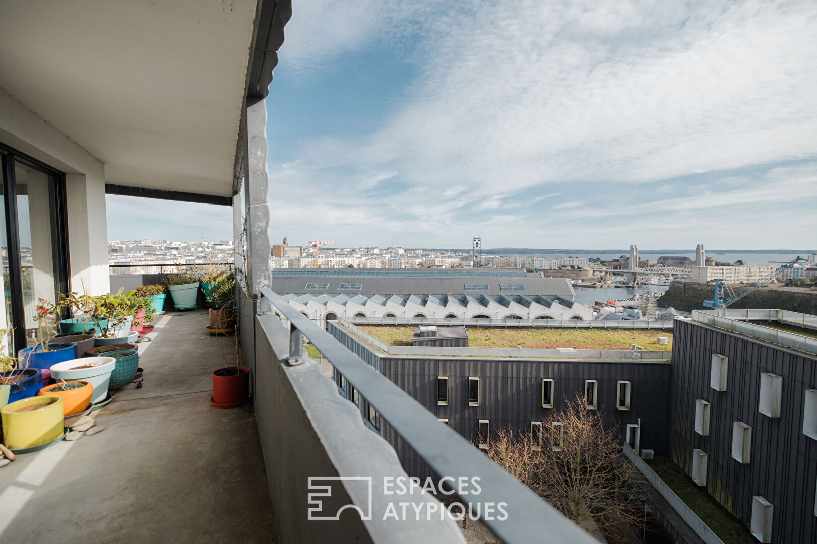 Top floor apartment with sea view and terrace