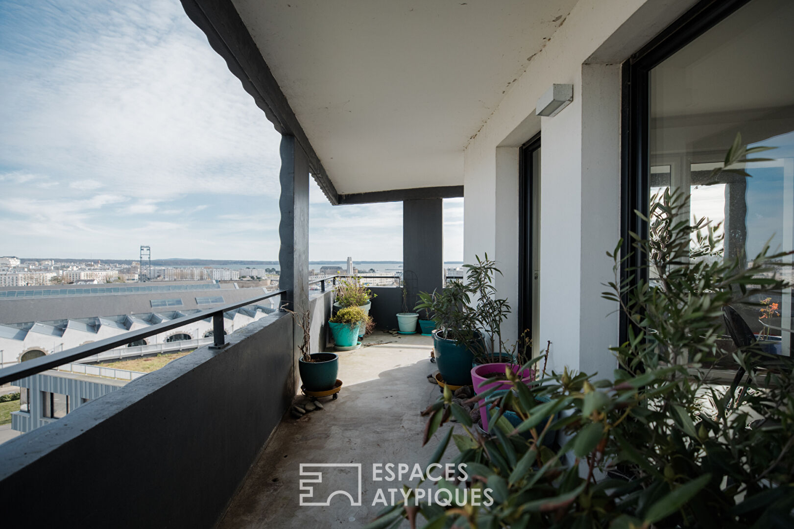 Top floor apartment with sea view and terrace