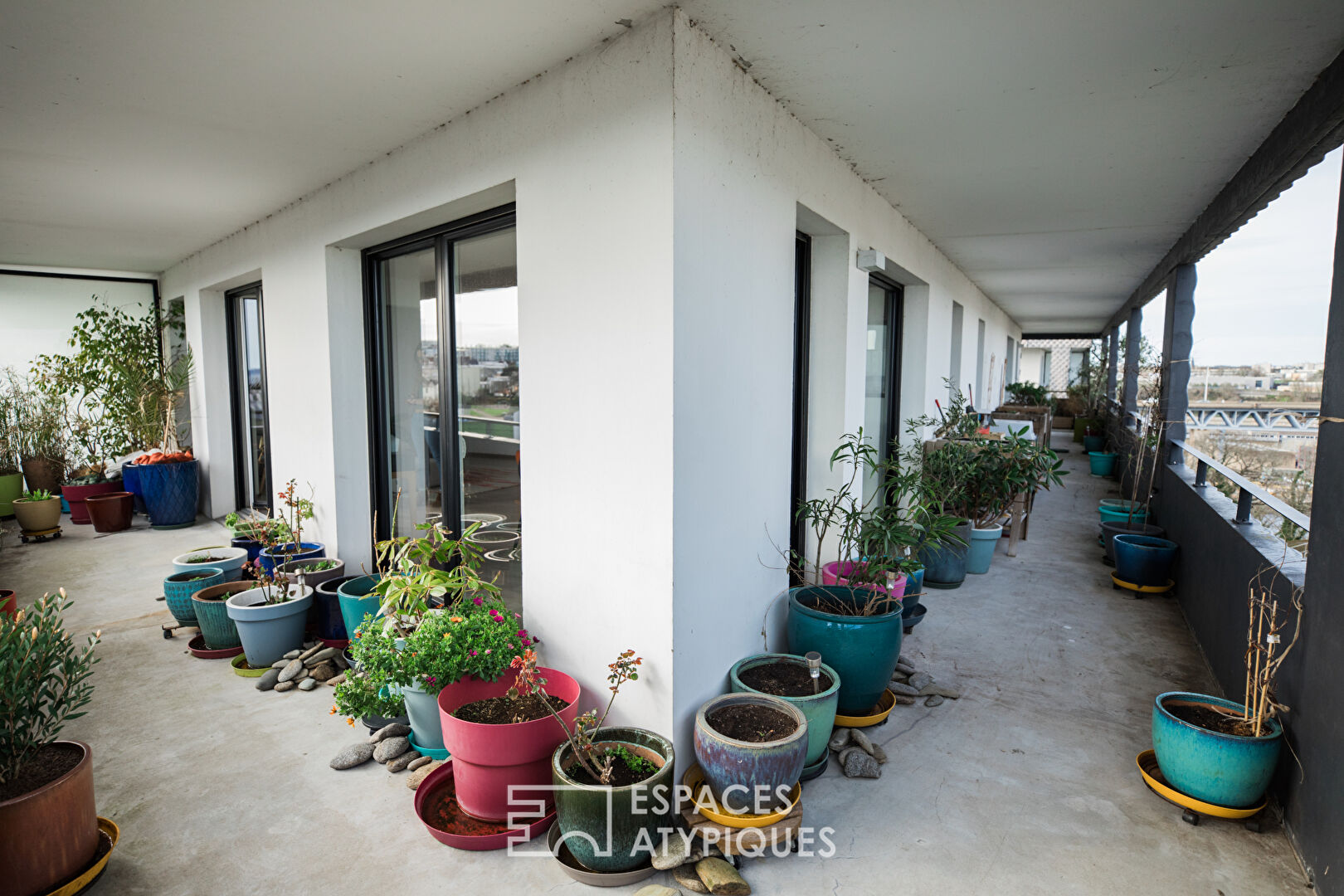 Top floor apartment with sea view and terrace
