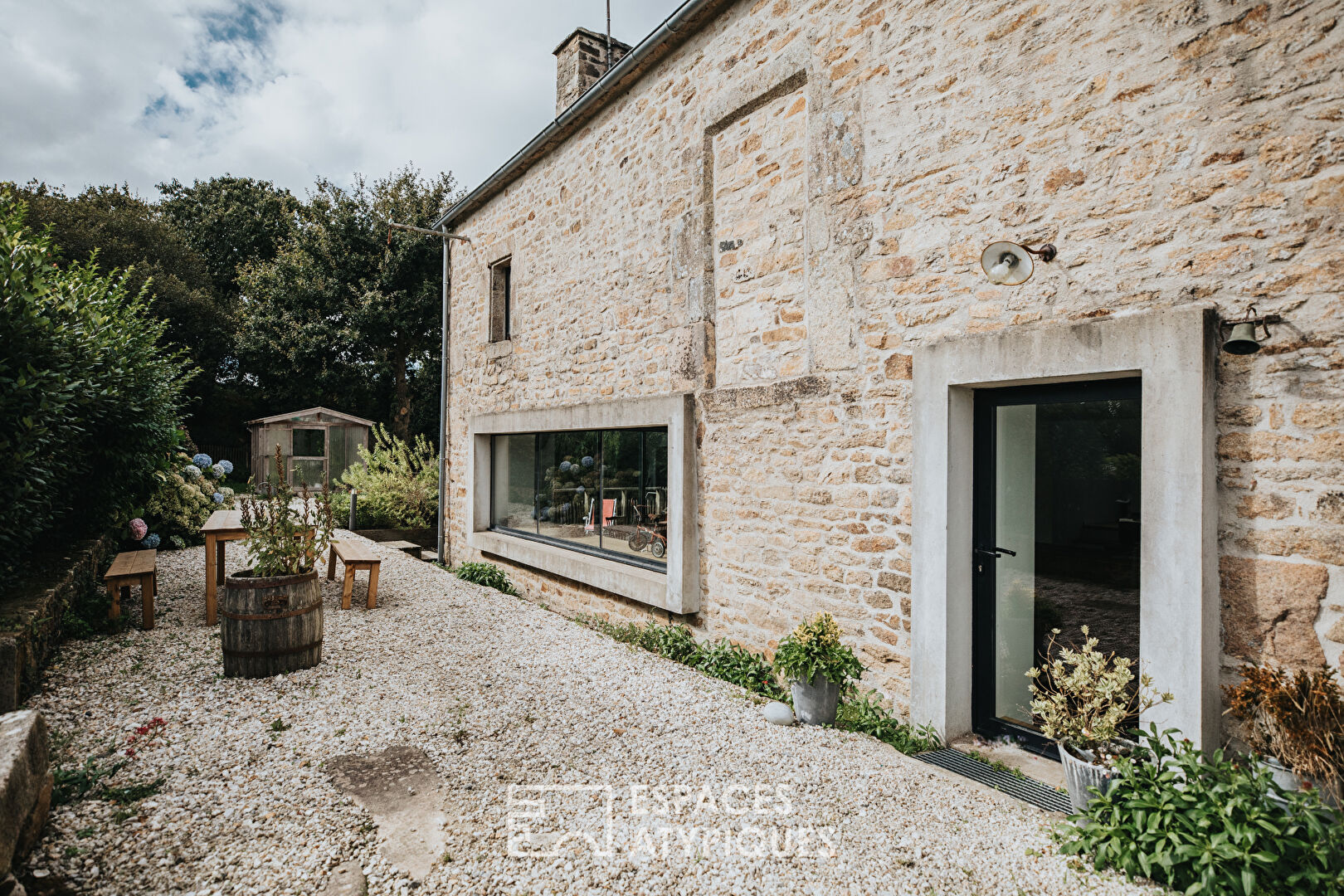 Audacieuse rénovation contemporaine d’un ancien moulin et de sa grange
