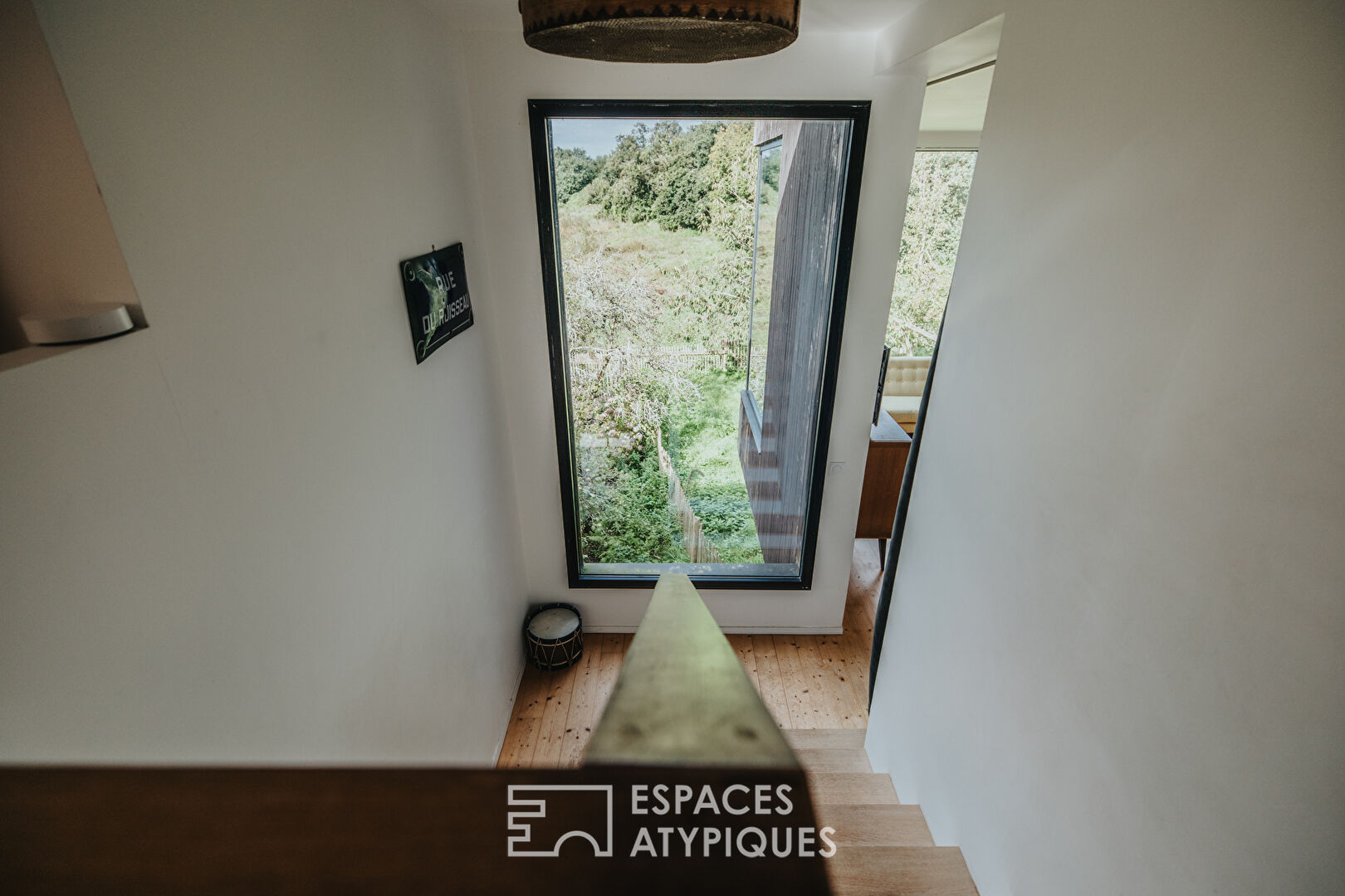 Audacieuse rénovation contemporaine d’un ancien moulin et de sa grange