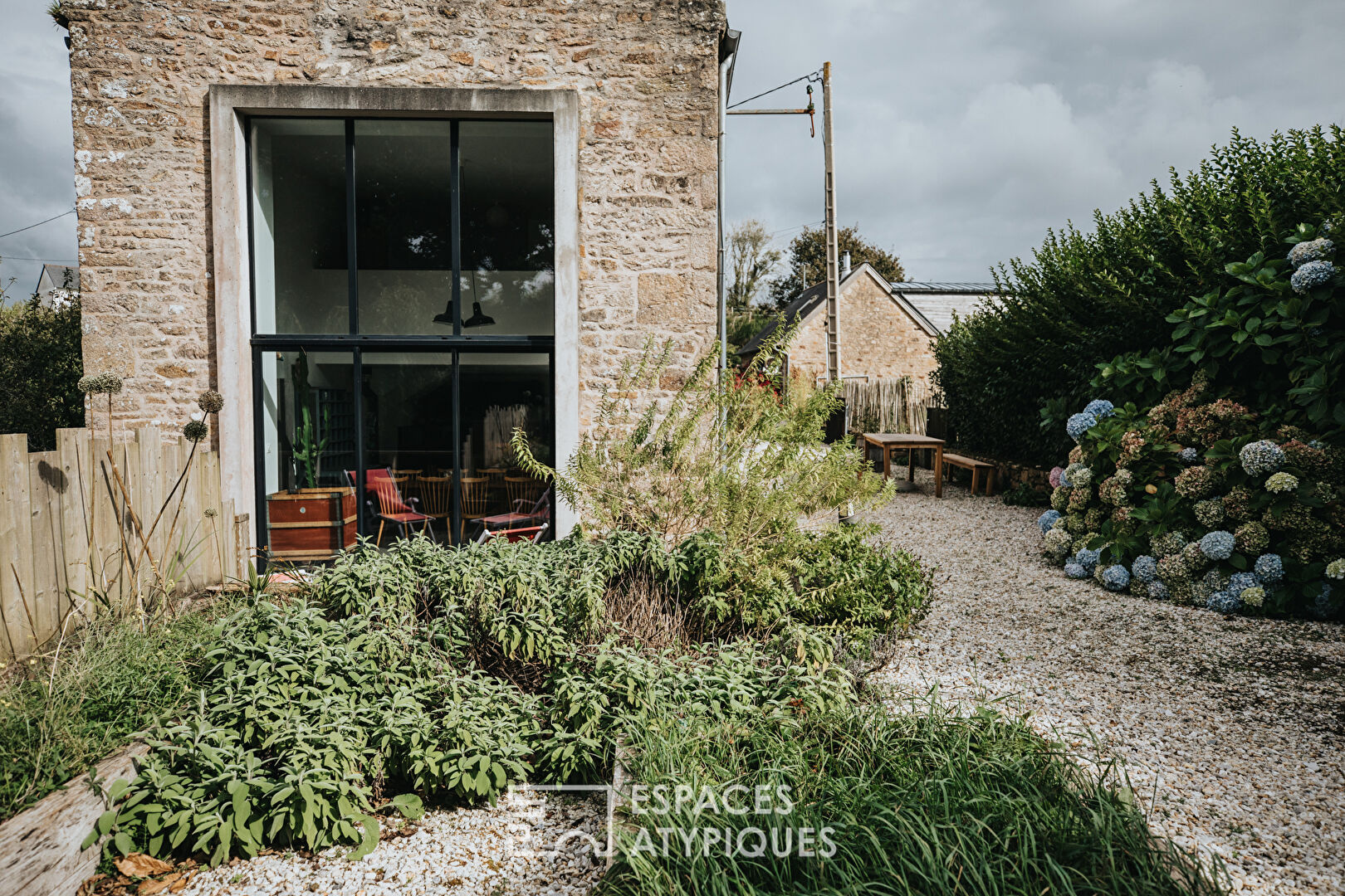 Audacieuse rénovation contemporaine d’un ancien moulin et de sa grange