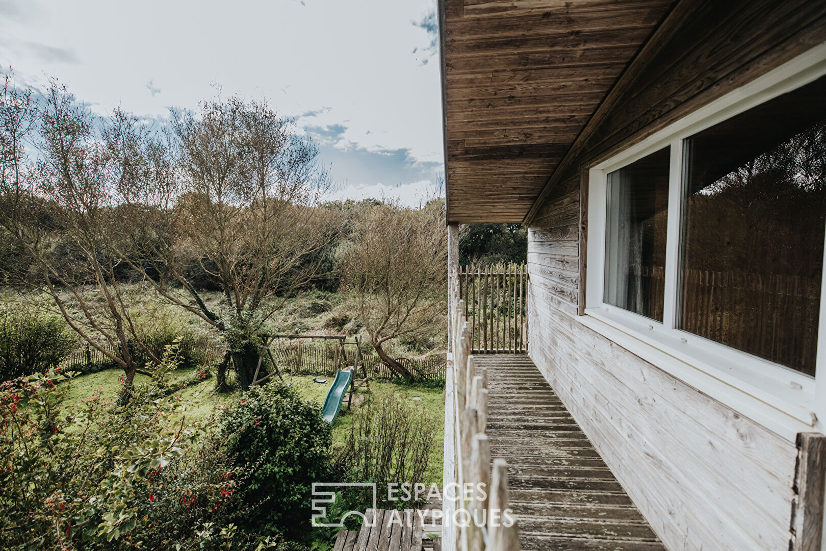 Audacieuse rénovation contemporaine d’un ancien moulin et de sa grange