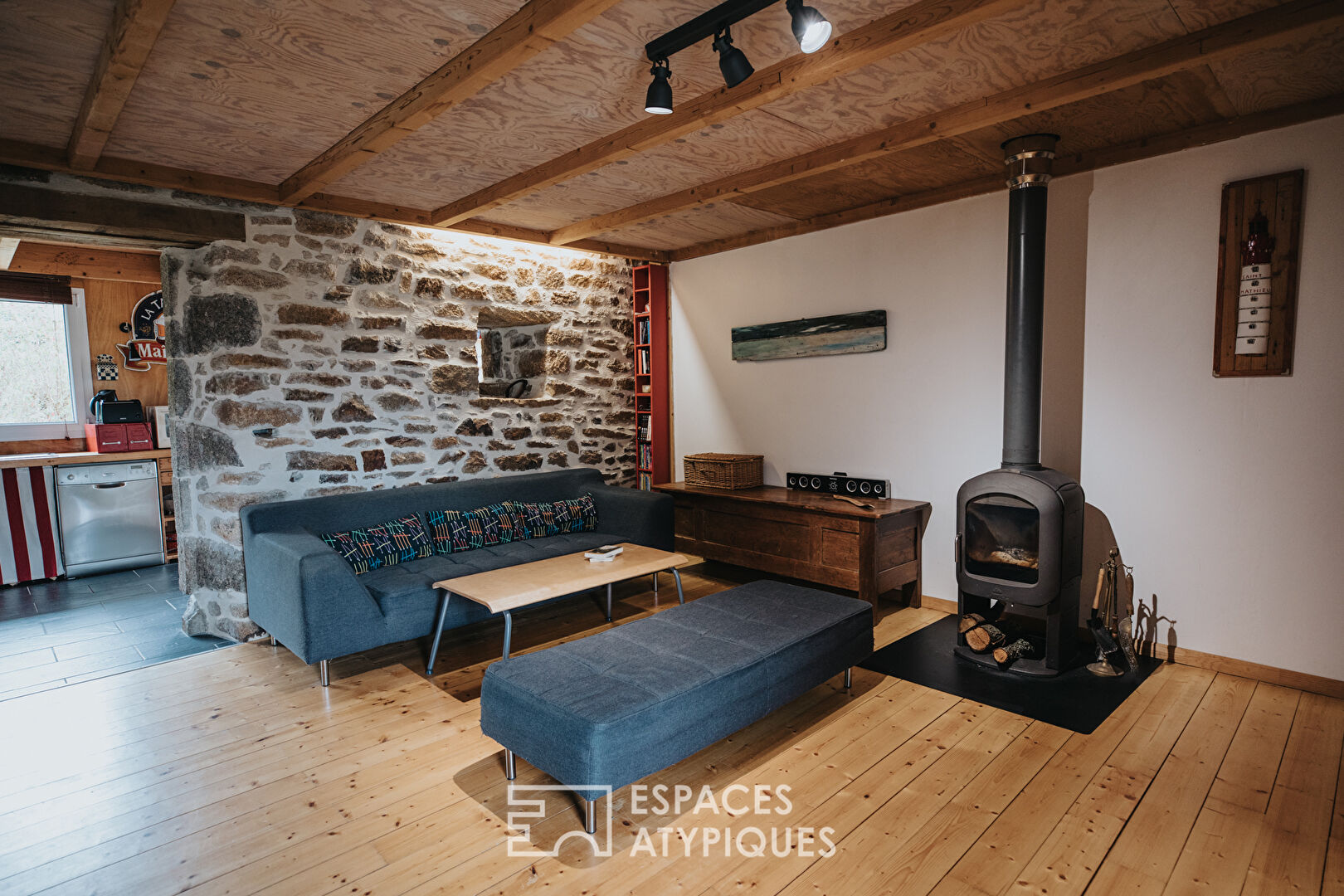 Audacieuse rénovation contemporaine d’un ancien moulin et de sa grange