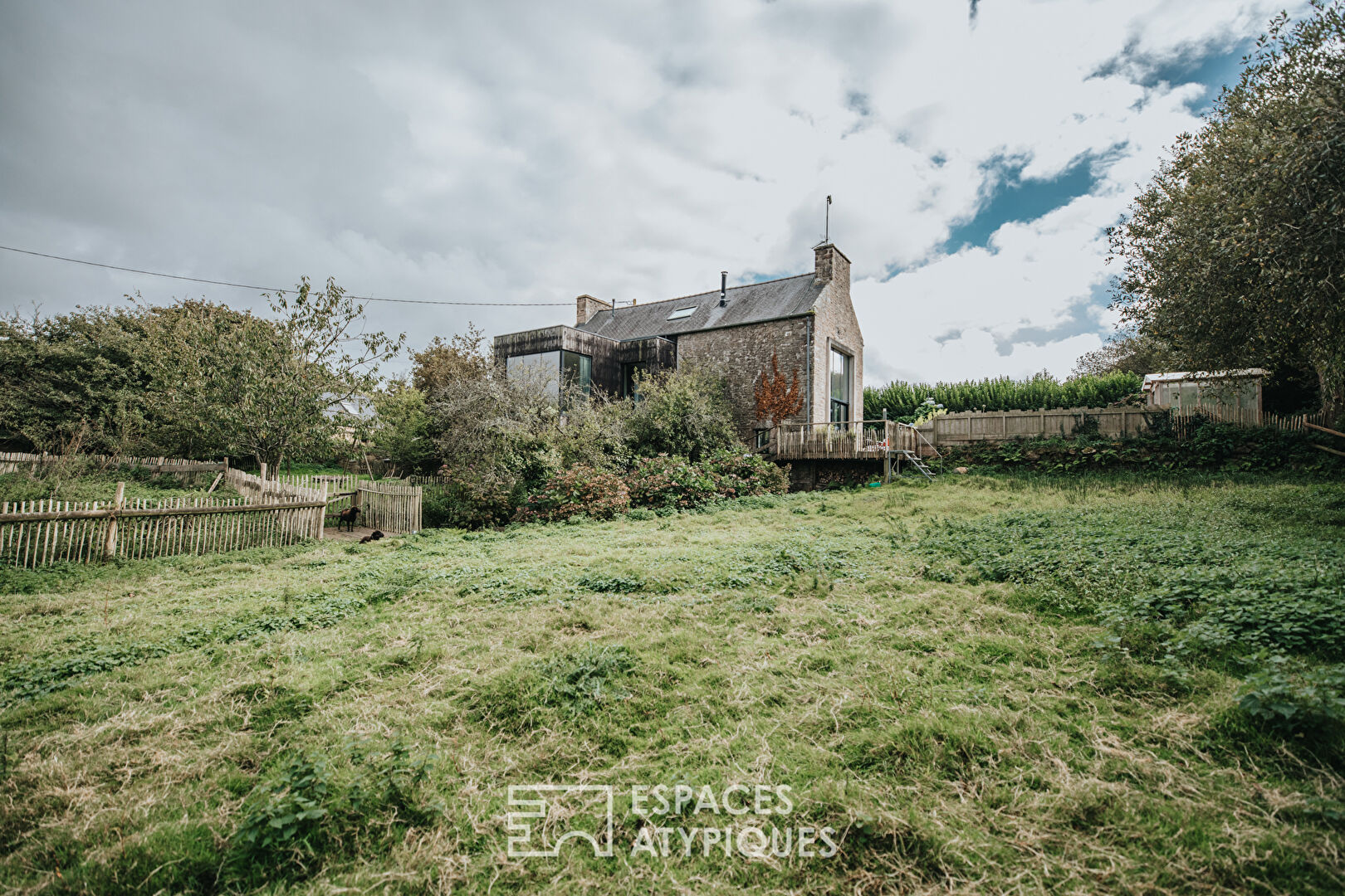 Audacieuse rénovation contemporaine d’un ancien moulin et de sa grange