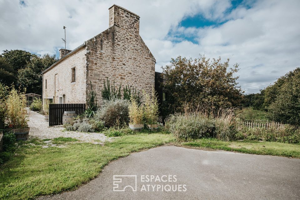 Audacieuse rénovation contemporaine d'un ancien moulin et de sa grange