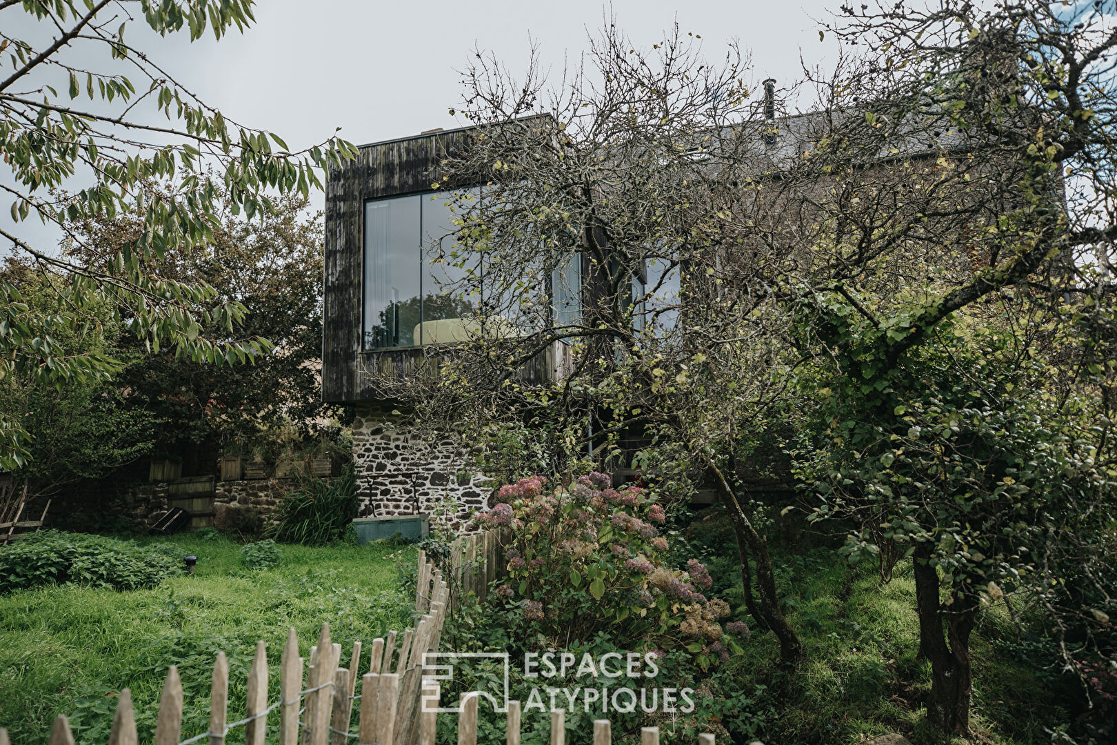 Bold contemporary renovation of an old mill and its barn