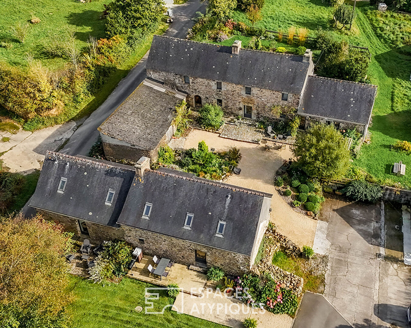 Corps de ferme et son gîte en pierre