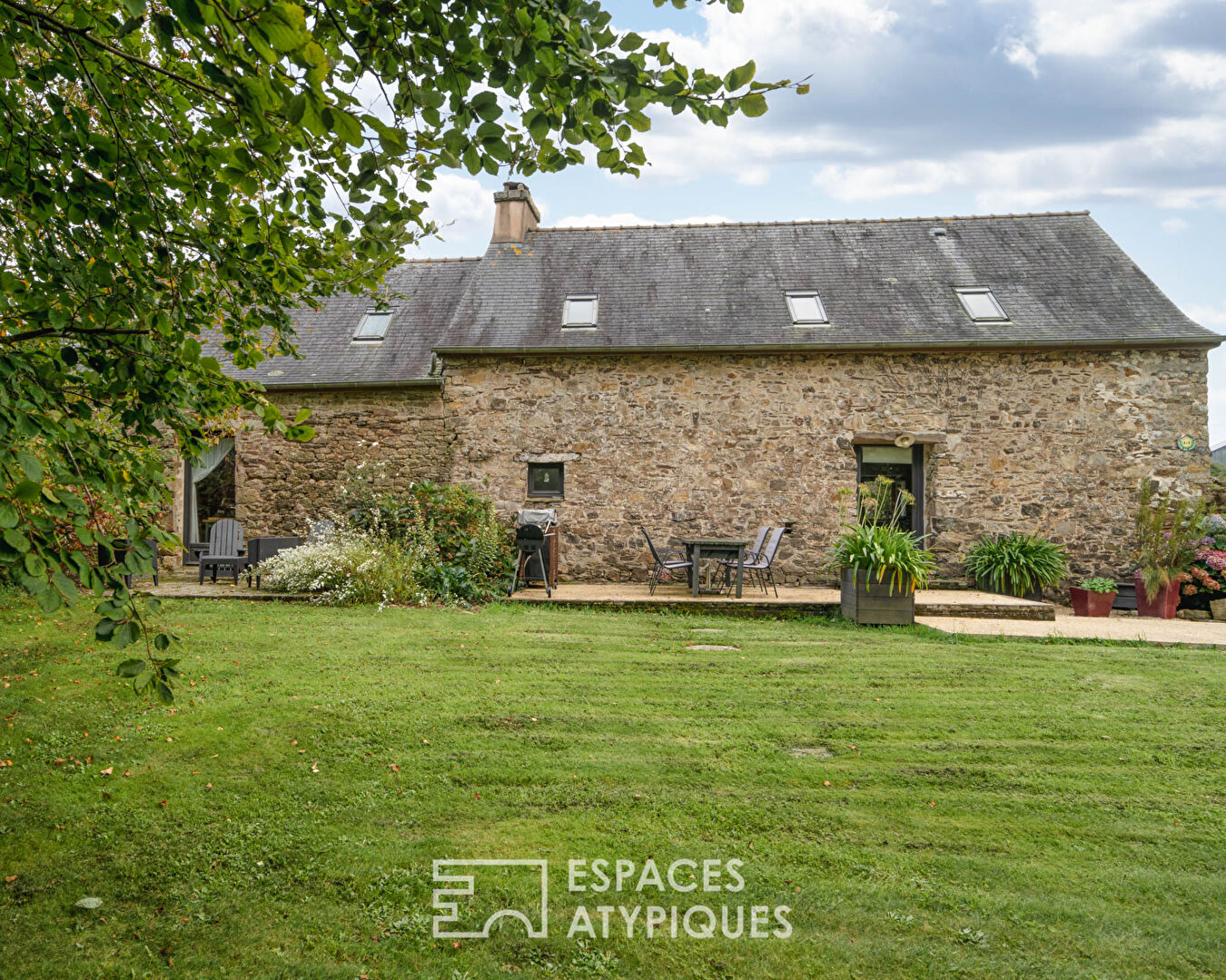 Corps de ferme et son gîte en pierre
