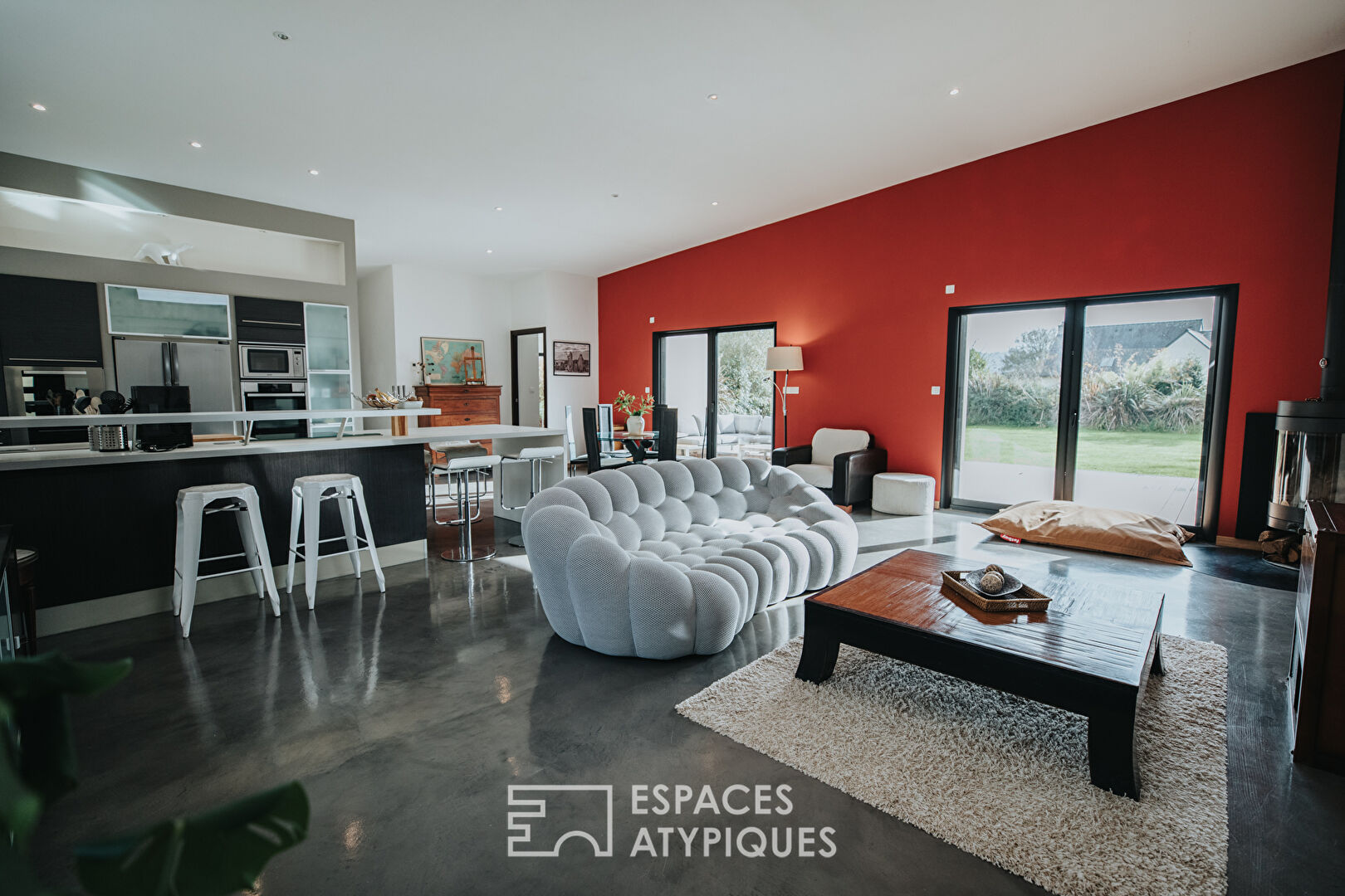 Contemporary single storey house with green surroundings