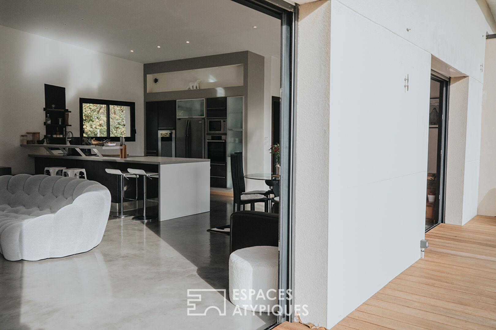 Contemporary single storey house with green surroundings