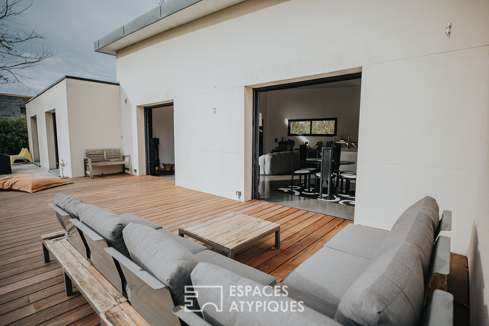 Contemporary single storey house with green surroundings