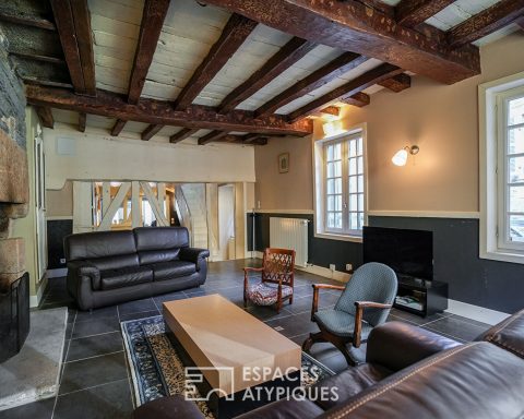 Half-timbered house – Family triplex with commercial premises and studios