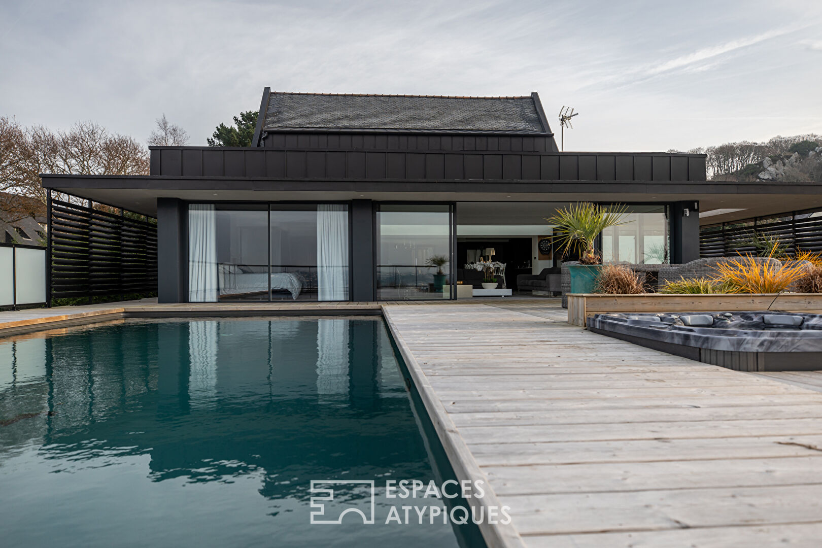 Villa contemporaine avec vue panoramique sur la mer