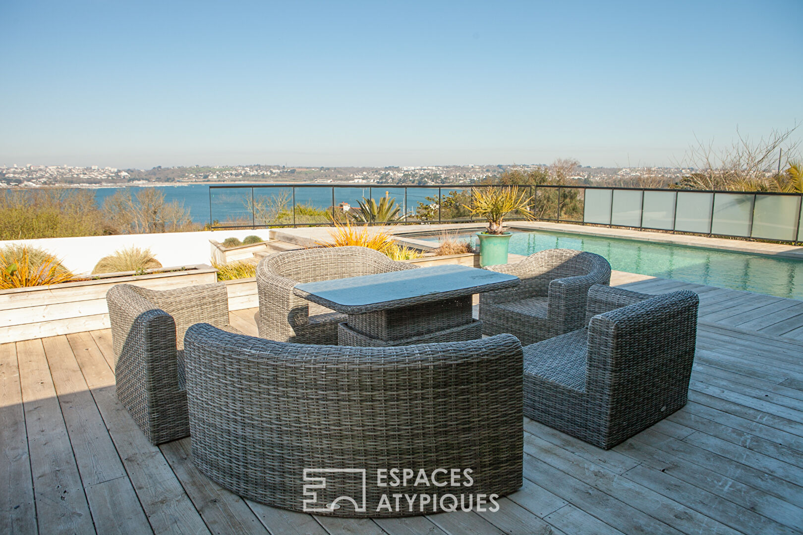 Contemporary villa with panoramic sea view