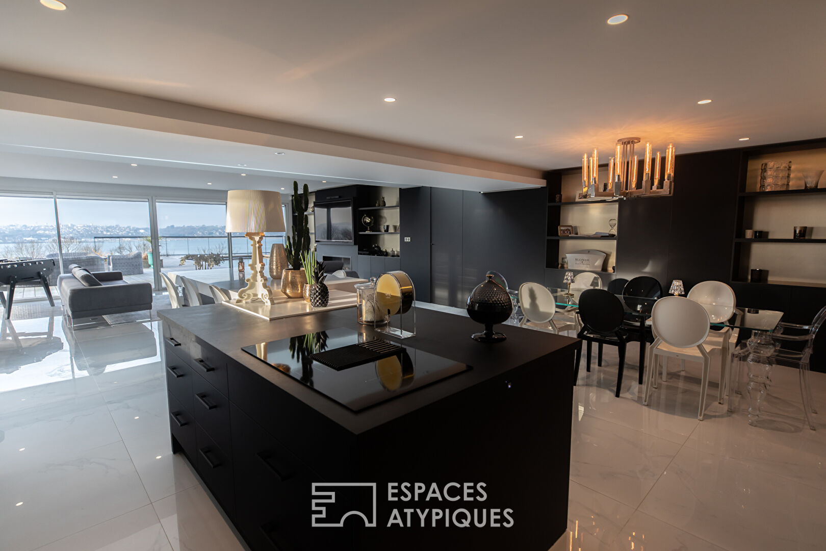 Contemporary villa with panoramic sea view