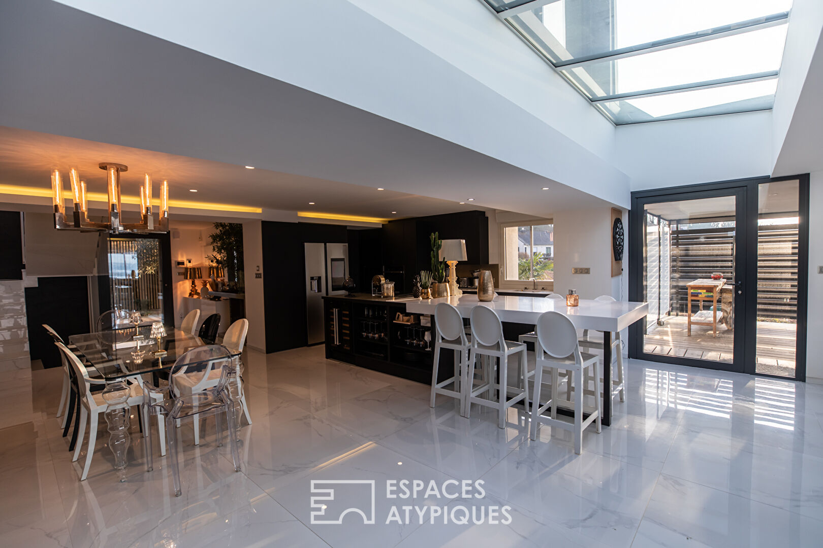 Contemporary villa with panoramic sea view