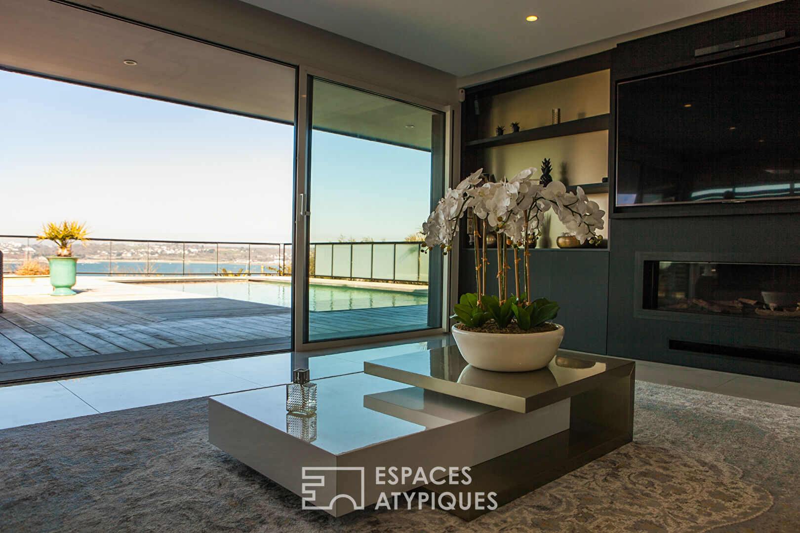 Contemporary villa with panoramic sea view