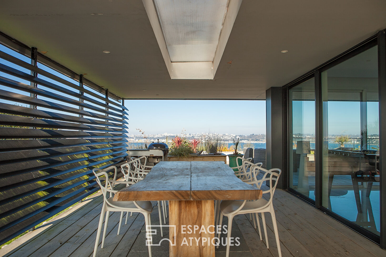 Contemporary villa with panoramic sea view