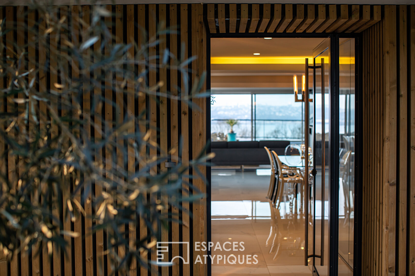 Contemporary villa with panoramic sea view