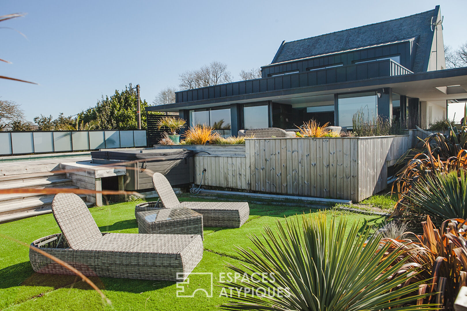 Contemporary villa with panoramic sea view