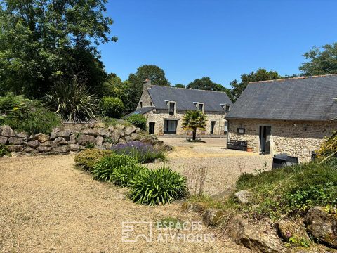 Corps de ferme et ses 10 écolodges lovés dans un écrin de verdure