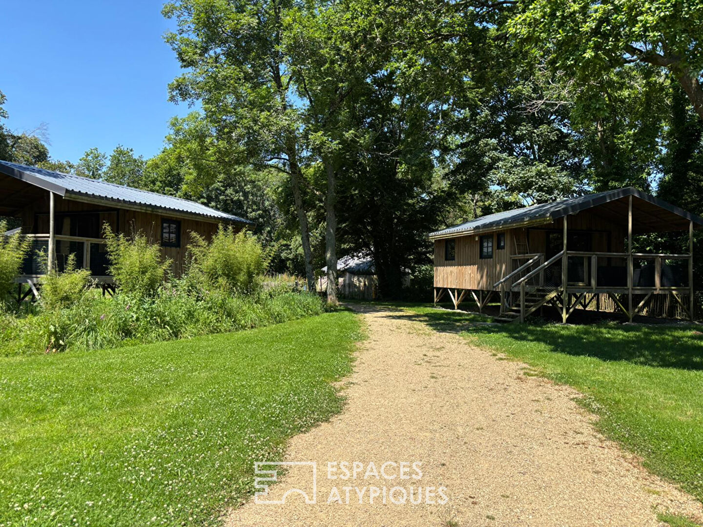 Corps de ferme  et ses 10 écolodges lovés dans un écrin de verdure