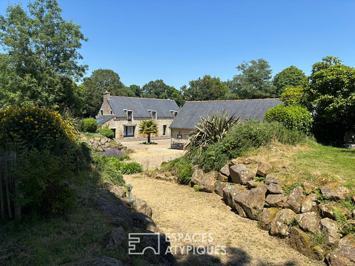 Corps de ferme  et ses 10 écolodges lovés dans un écrin de verdure