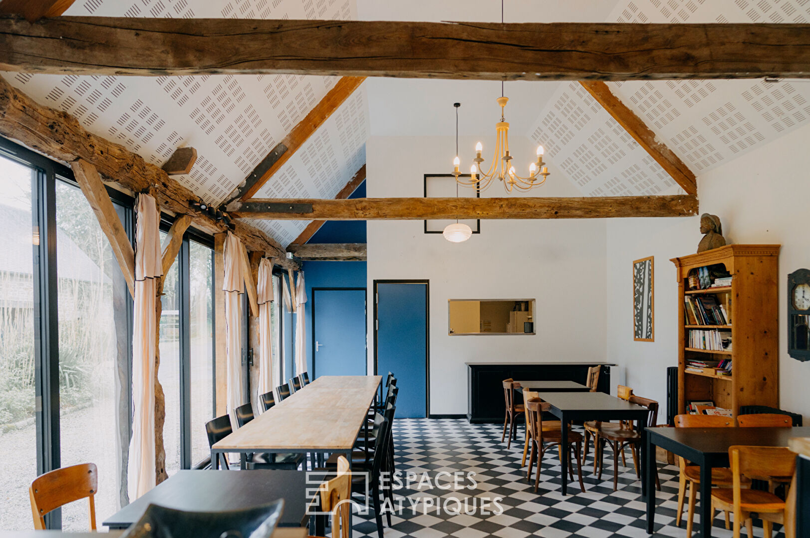 Corps de ferme  et ses 10 écolodges lovés dans un écrin de verdure