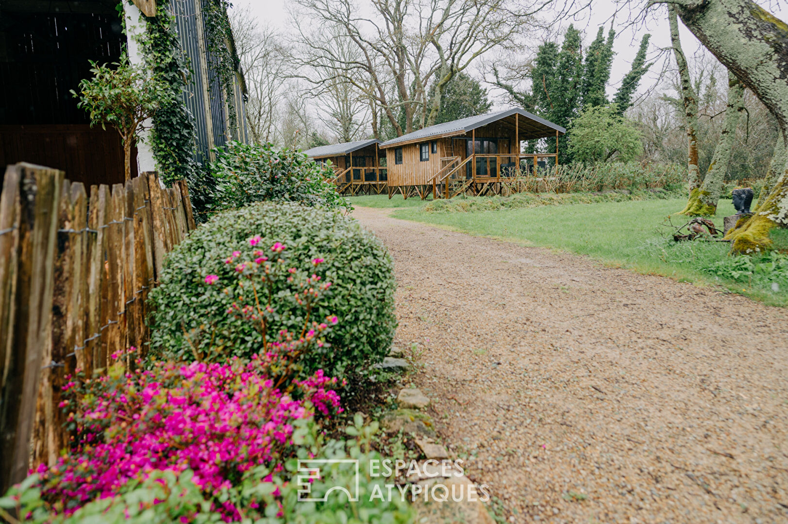 Corps de ferme  et ses 10 écolodges lovés dans un écrin de verdure