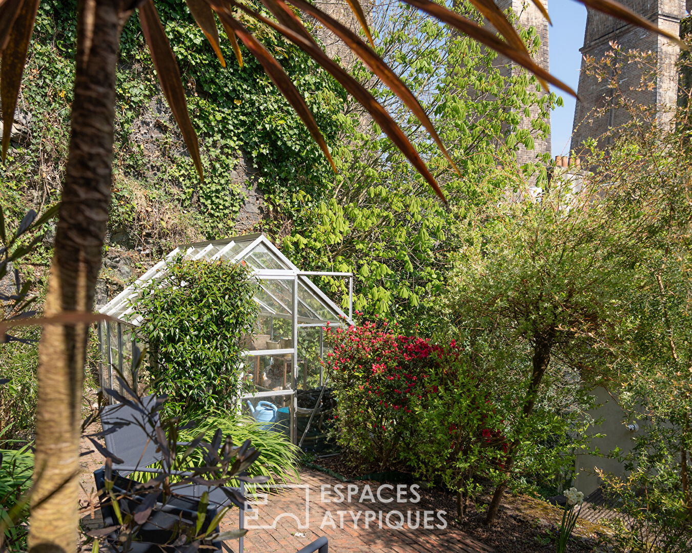 L’élégance d’un appartement style haussmannien avec jardin privé