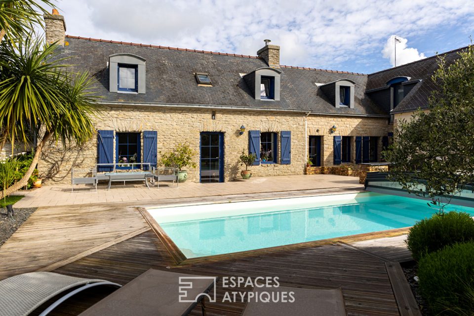 maison de caractères sur jardin paysagé avec piscine chauffée