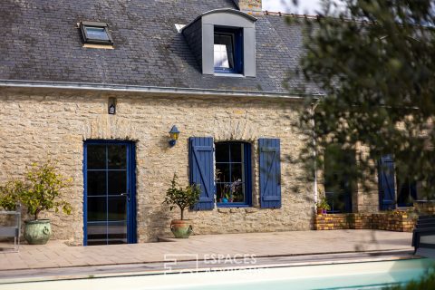 maison de caractères sur jardin paysagé avec piscine chauffée