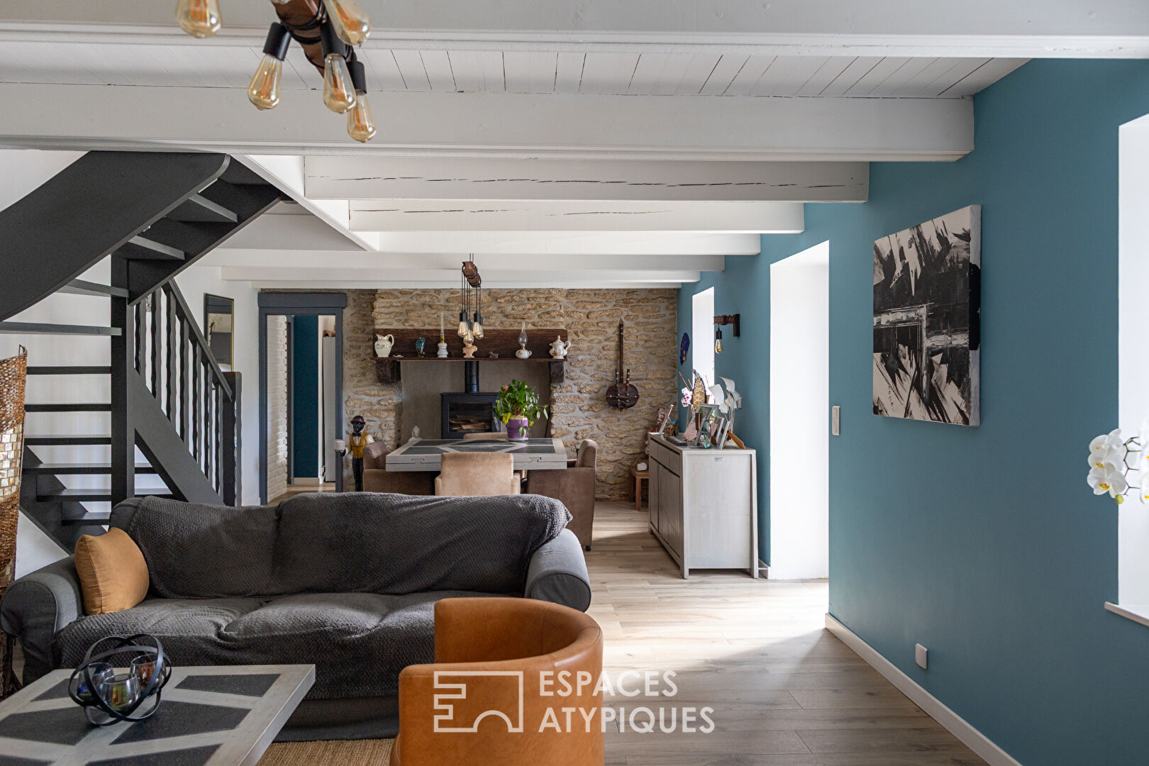 maison de caractères sur jardin paysagé avec piscine chauffée