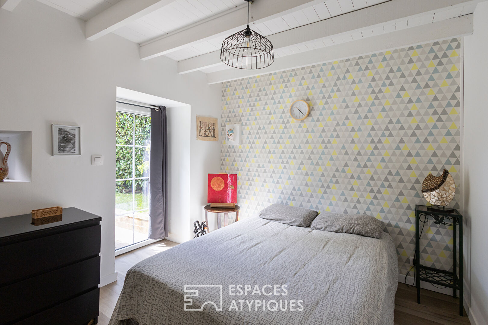 maison de caractères sur jardin paysagé avec piscine chauffée