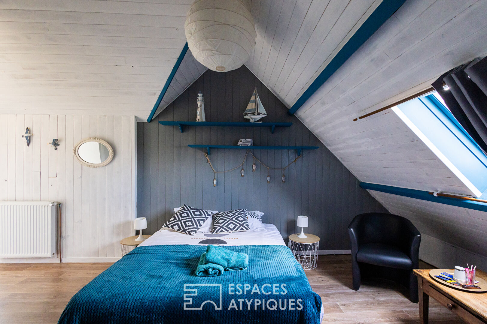 maison de caractères sur jardin paysagé avec piscine chauffée