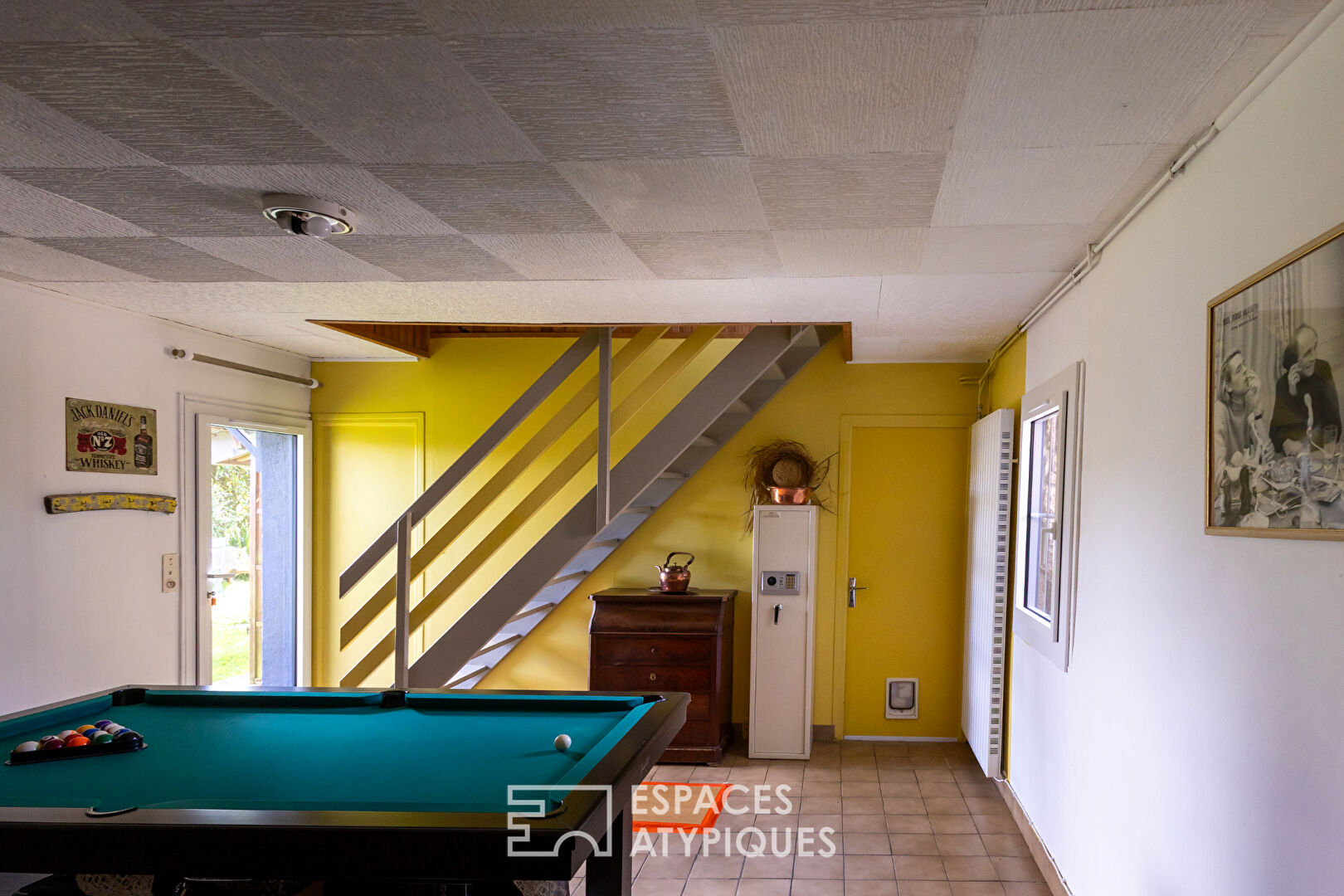 maison de caractères sur jardin paysagé avec piscine chauffée