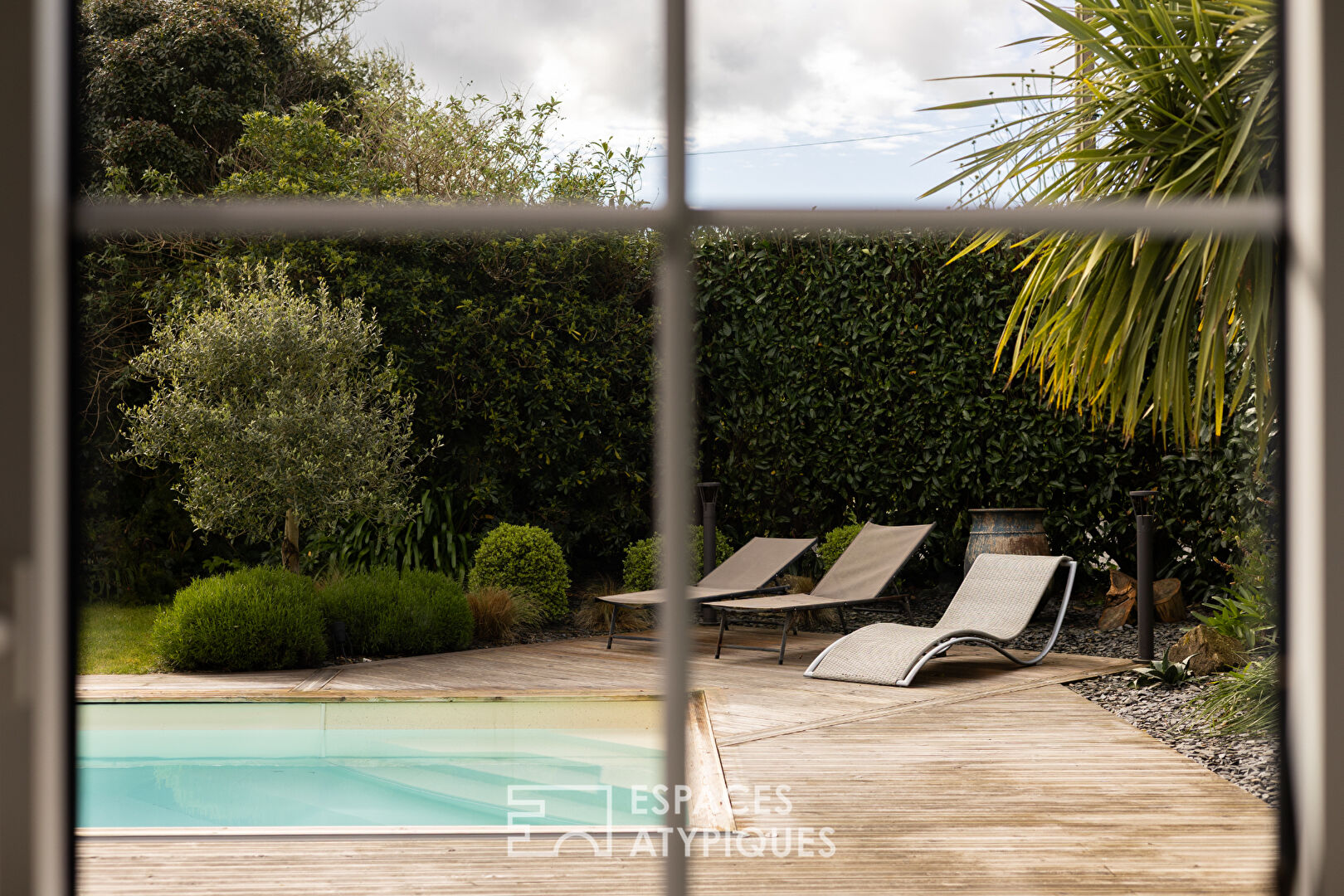 maison de caractères sur jardin paysagé avec piscine chauffée