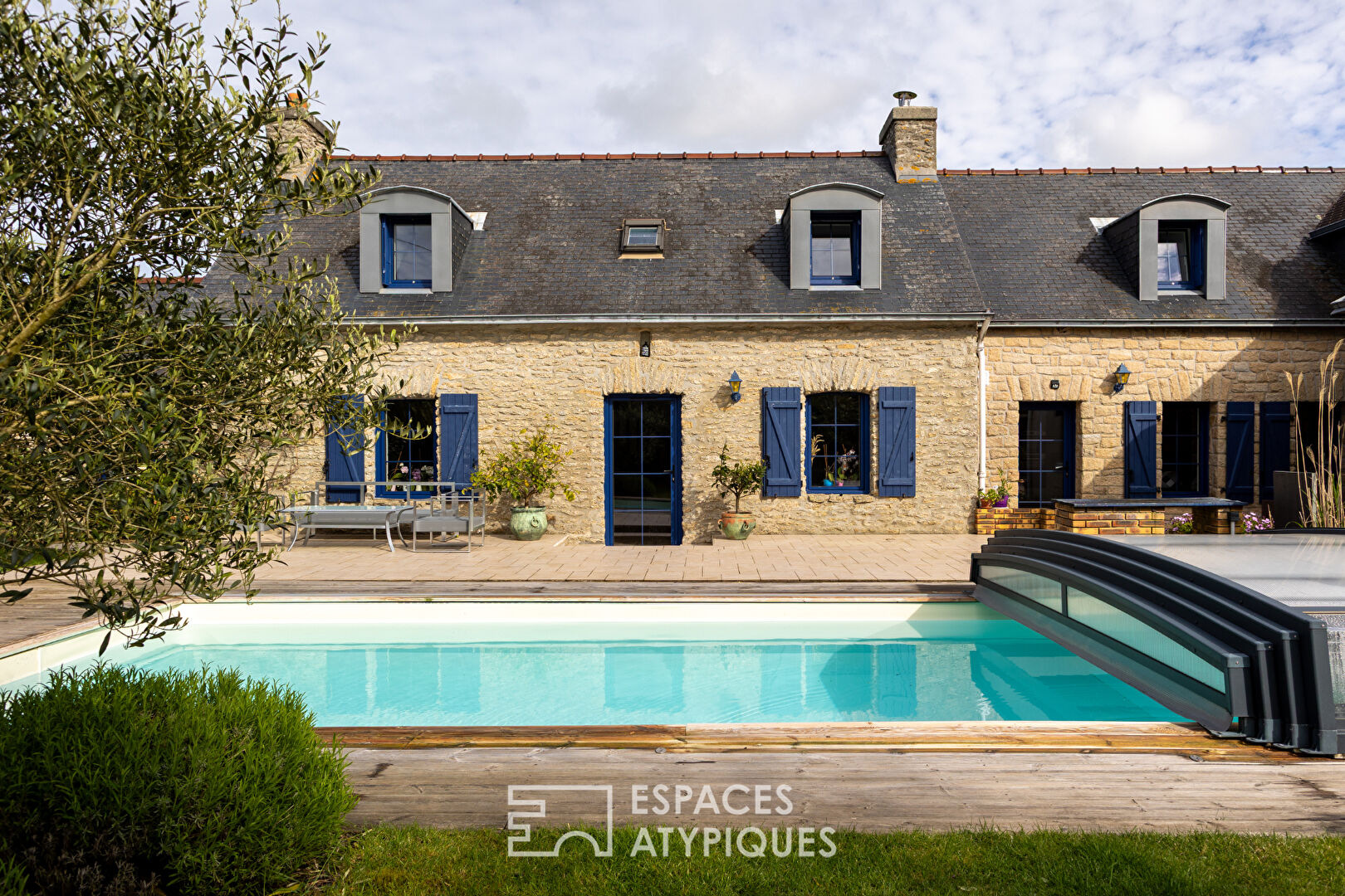 maison de caractères sur jardin paysagé avec piscine chauffée