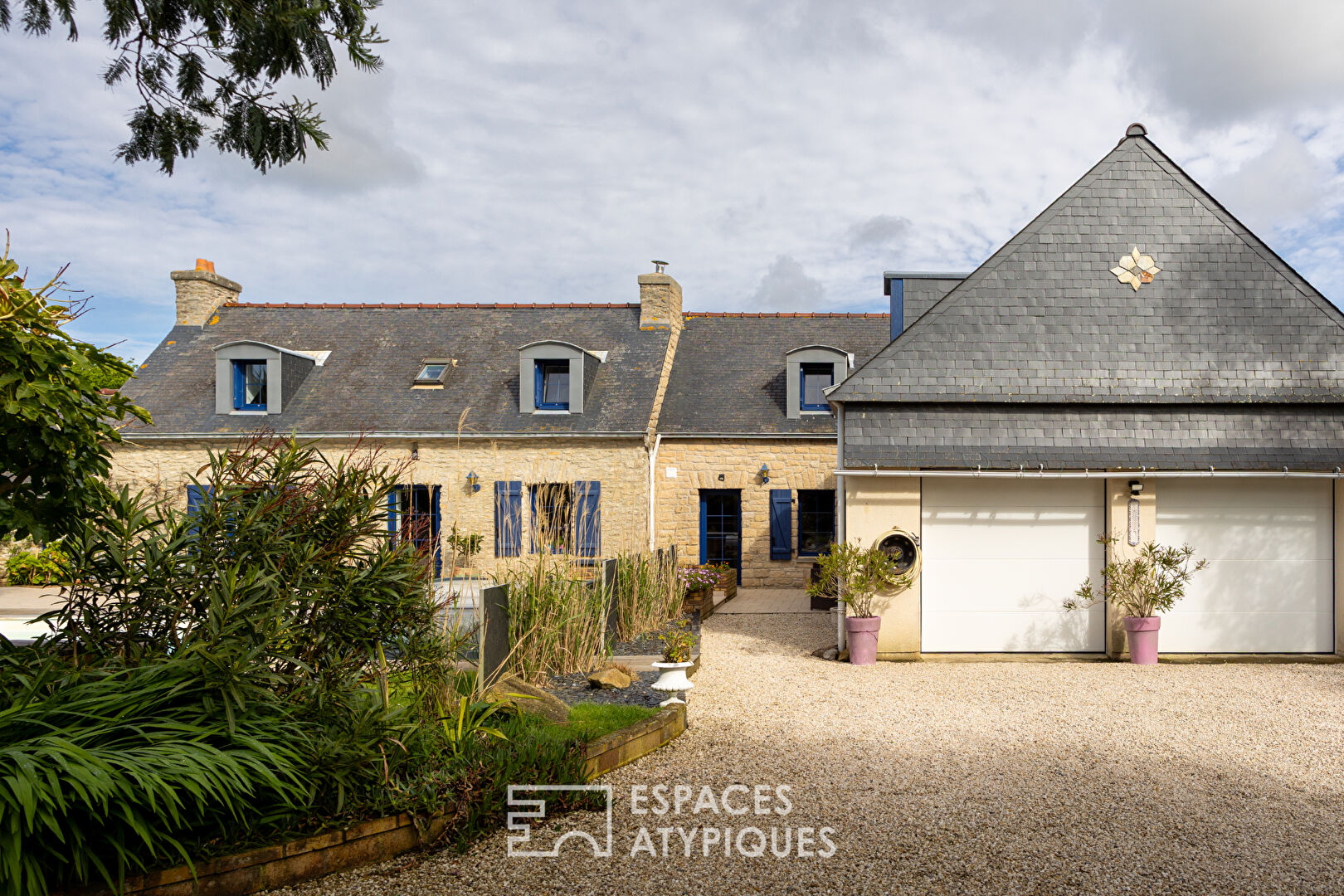 maison de caractères sur jardin paysagé avec piscine chauffée