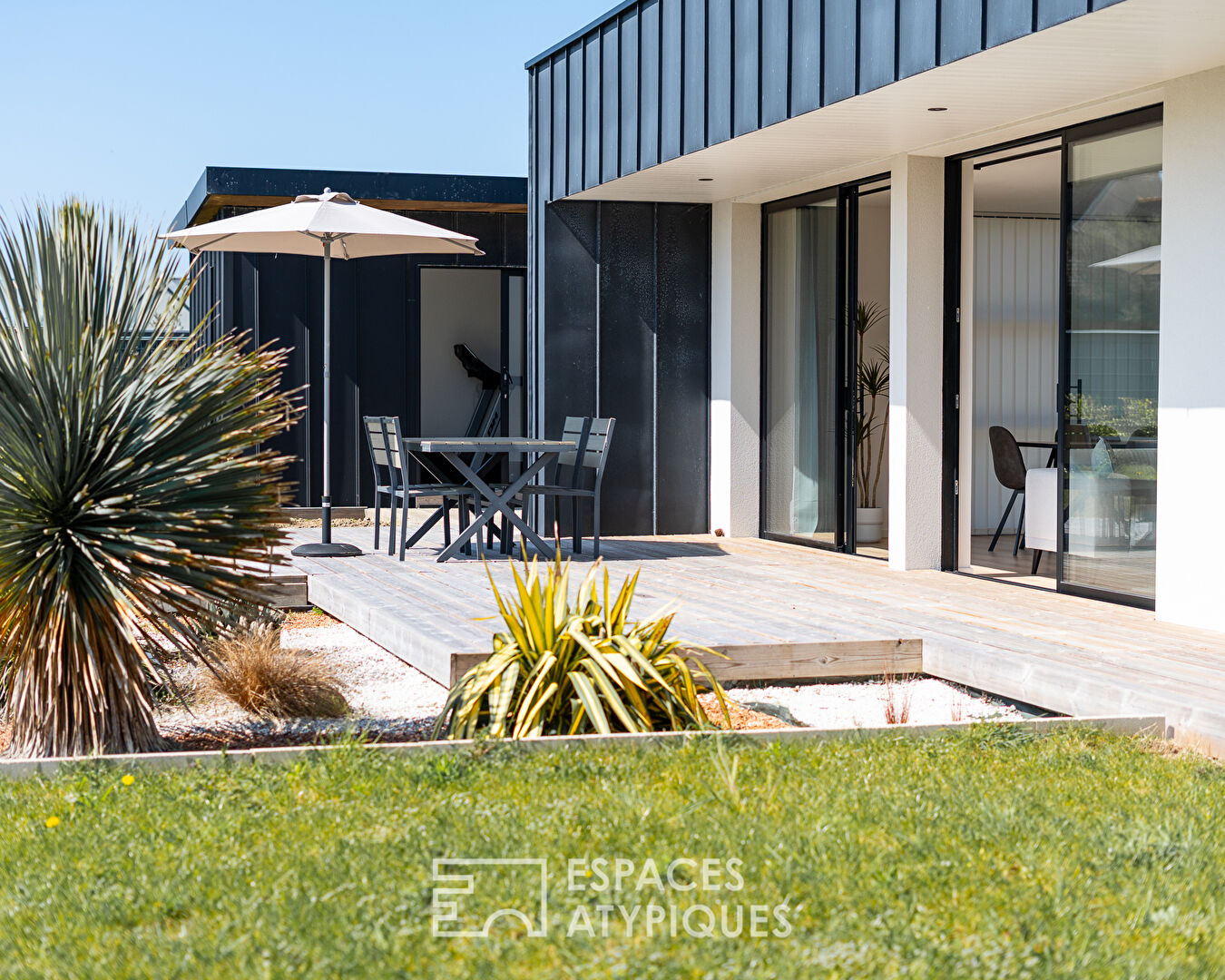 Contemporaine lumineuse en bord de mer