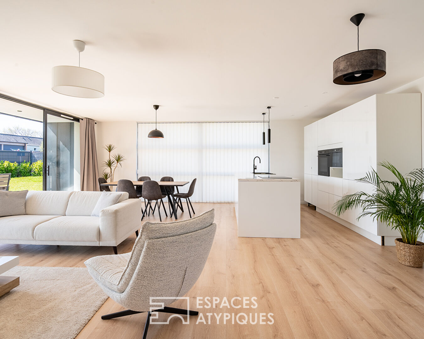 Contemporaine lumineuse en bord de mer