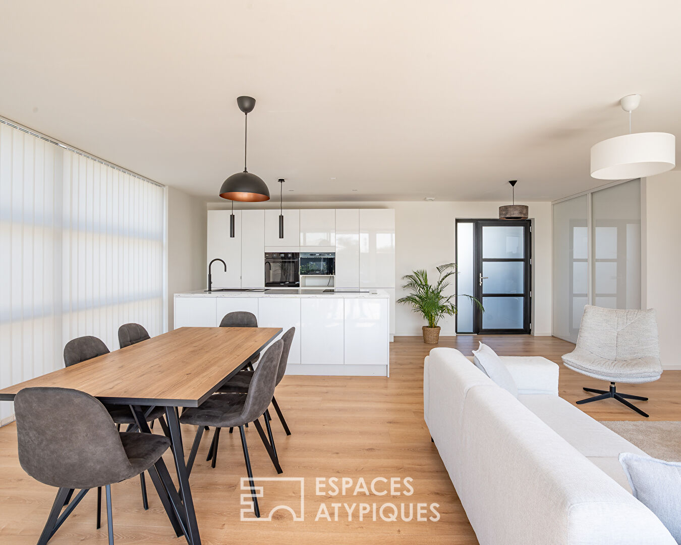 Contemporaine lumineuse en bord de mer