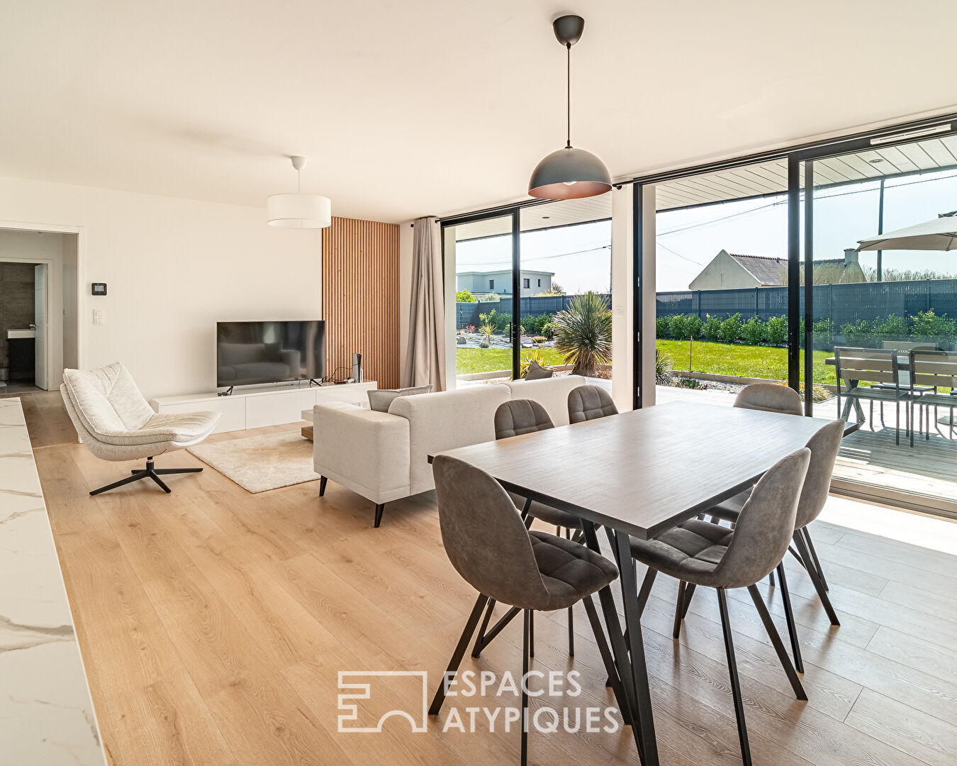 Contemporaine lumineuse en bord de mer