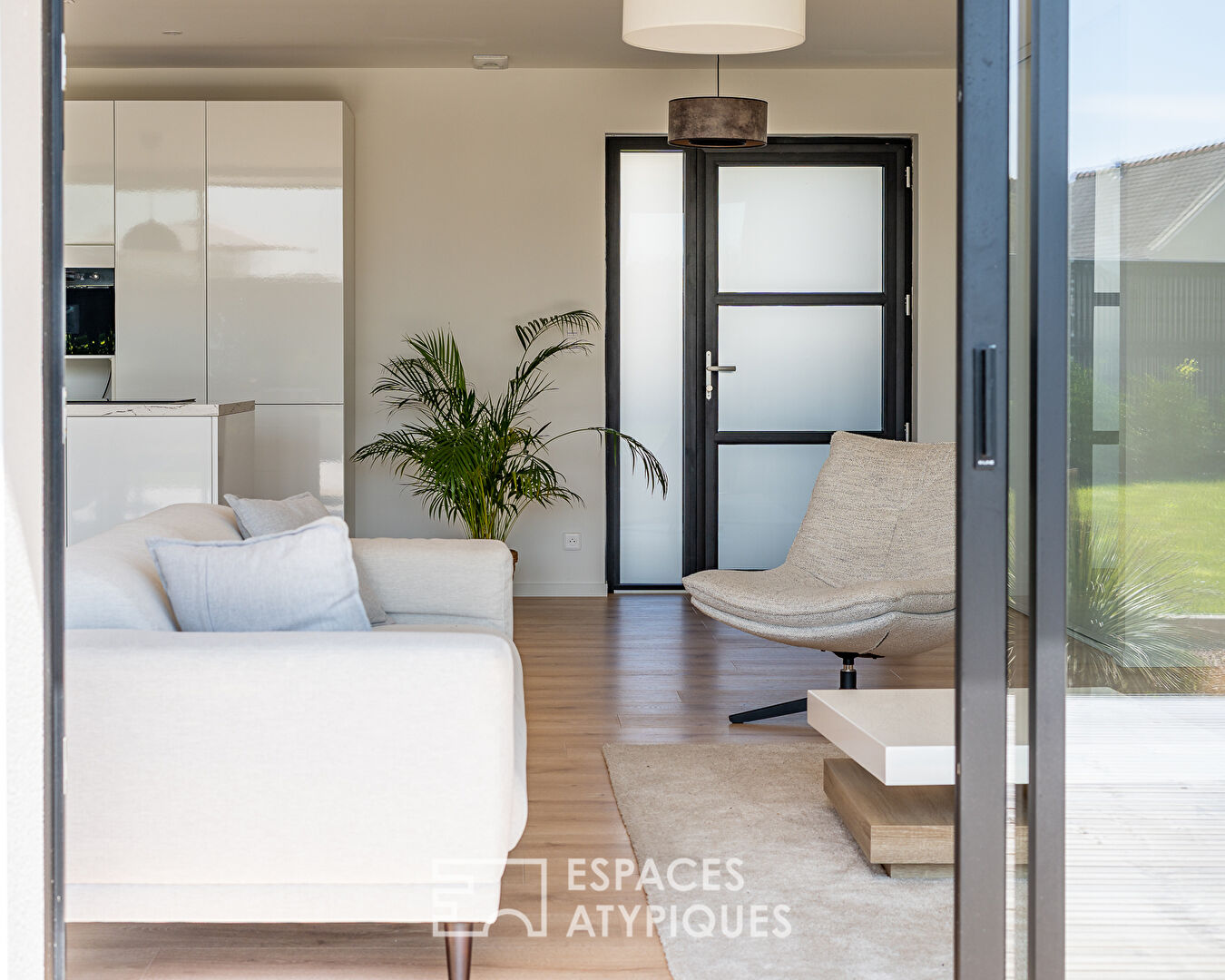 Contemporaine lumineuse en bord de mer