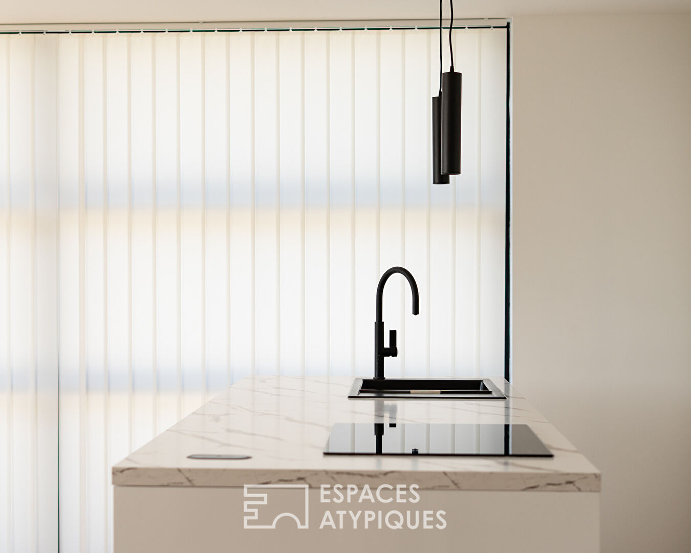 Contemporaine lumineuse en bord de mer